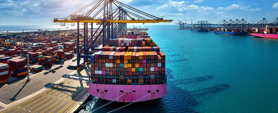 Como funciona o RCA-C? Na imagem, containers transportados representam papel do seguro RCA-C