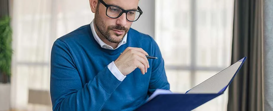 O que &eacute; um seguro RCO? Na imagem, transportador assinando contrato de seguro RCO, que deve ser contratado por empresas que transportam passageiros 