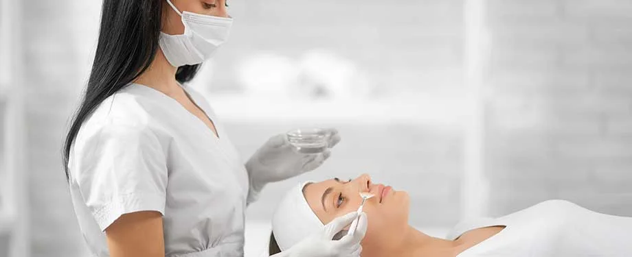 O que cobre seguro de responsabilidade civil? Na imagem, esteticista realiza limpeza de pele em alus&atilde;o ao seguro responsabilidade civil profissional de est&eacute;tica, que protege contra danos causados a terceiros 