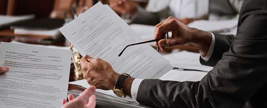 Como funciona o seguro RC geral? Na imagem, homem lendo apólice de seguro RC geral, que protege empresas em caso de danos a terceiros