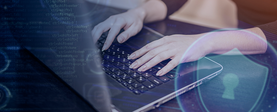 O que é seguro cyber? Na imagem, sócia de uma empresa digitando no notebook sobre como funciona o seguro riscos cibernéticos.