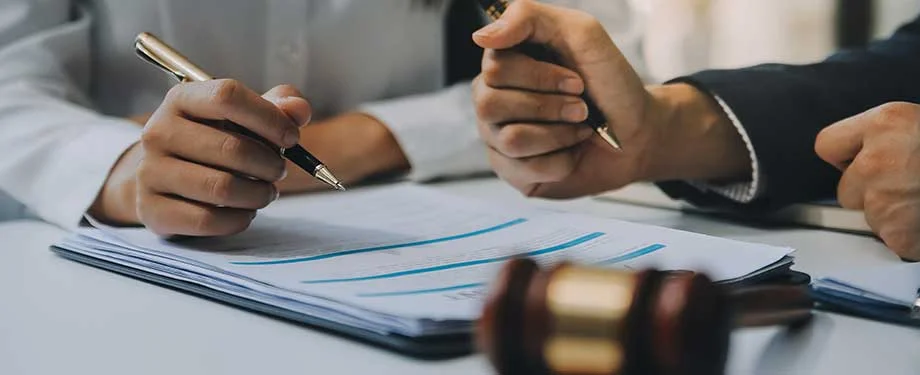 O que é um seguro para garantia do juízo? Na imagem, empresa assina apólice de seguro garantia judicial para apresentar em processo trabalhista