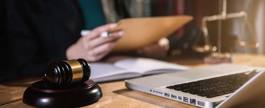 O que &eacute; um recurso ordin&aacute;rio em processo trabalhista? Na imagem, advogado e martelo da justi&ccedil;a representam o recurso ordin&aacute;rio, que busca o reexame da mat&eacute;ria indeferida em primeiro grau 