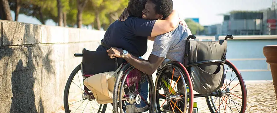 Quais doenças geram incapacidade permanente? Na imagem, casal com deficiência física representa exemplo de invalidez permanente no seguro de vida