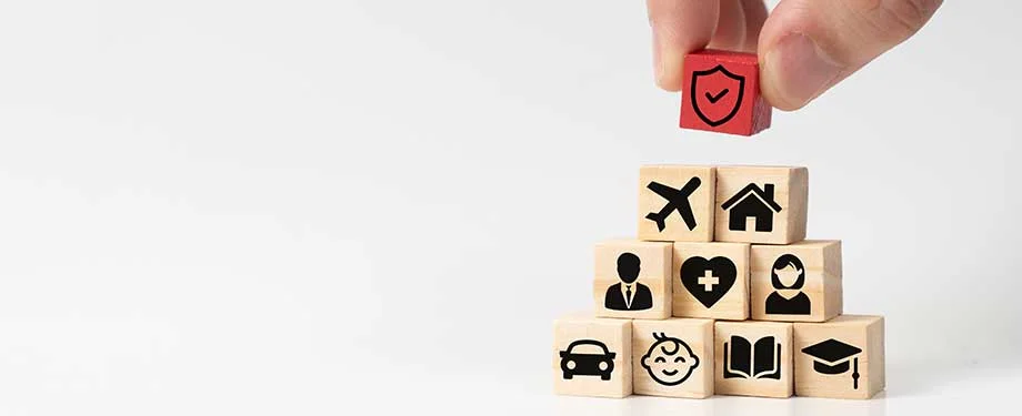 Tipos de seguro para empresas? Na imagem, escudo e ícones representam tipos de seguro de responsabilidade civil
