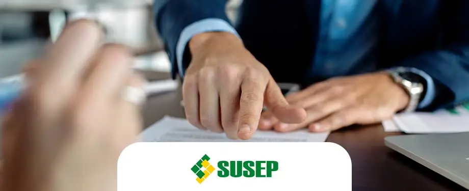 Com consultar meu registro na SUSEP? Na imagem, homem confere certidão SUSEP, que pode ser consultada pelo Sistema de Fornecimento de Certidões da SUSEP 