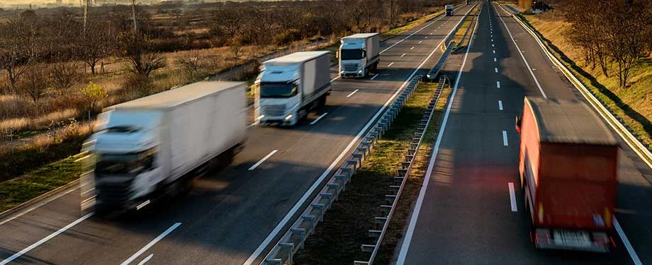 É obrigatória a renovação da ANTT? Na imagem, caminhões na estrada em alusão a revalidação ordinária ANTT, que deve ser realizada pelos transportadores inscritos no RNTRC