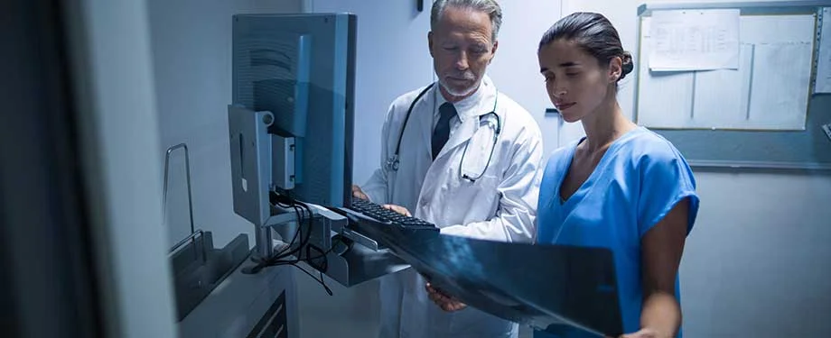 O que cobre seguro de equipamentos m&eacute;dicos? Na imagem, profissionais da sa&uacute;de realizando exames em alus&atilde;o ao seguro equipamentos m&eacute;dicos, que garante cobertura contra danos e perdas aos equipamentos 