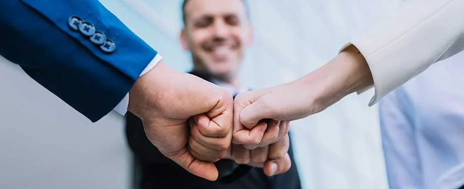 Como funciona a sucess&atilde;o empresarial? Na imagem, pessoas fechando acordo em alus&atilde;o ao seguro sucess&atilde;o empresarial, que garante indeniza&ccedil;&atilde;o em caso de morte dos s&oacute;cios 