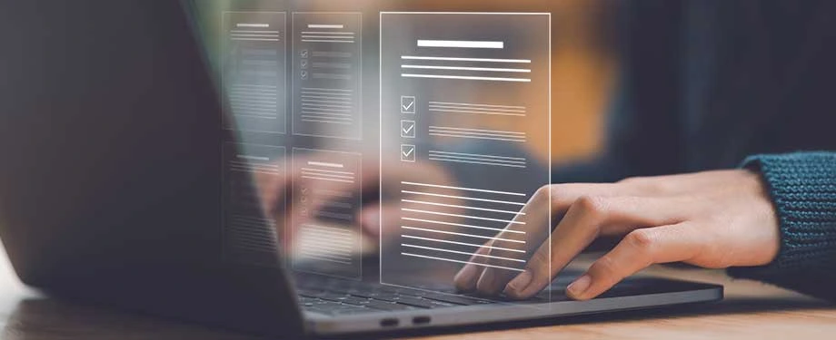 Quais são os pilares da licitação? Na imagem, pessoa utilizando o computador evidencia alguns princípios da licitação, como impessoalidade, legalidade e moralidade
