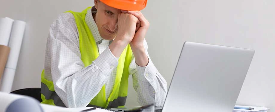 Quanto custa um seguro de responsabilidade civil profissional? Na imagem, arquiteto conta com cobertura do seguro de responsabilidade civil arquiteto, que protege profissionais que realizam projetos na área da arquitetura