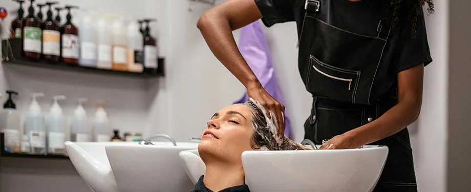 Para quem &eacute; o seguro sal&atilde;o de beleza? Na imagem, cliente em lavabo representa seguro voltado para estabelecimentos que fornecem servi&ccedil;os de beleza, como sal&otilde;es, barbearias e spas 