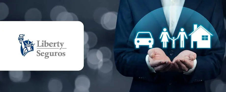 A seguradora Liberty é confiável? Na imagem, homem segura símbolos de carro, família e casa, representando por que escolher a Liberty Seguros