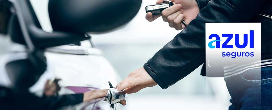 O seguro Azul Seguros é bom? Na imagem, homem fecha a porta do carro após contratar seguro auto