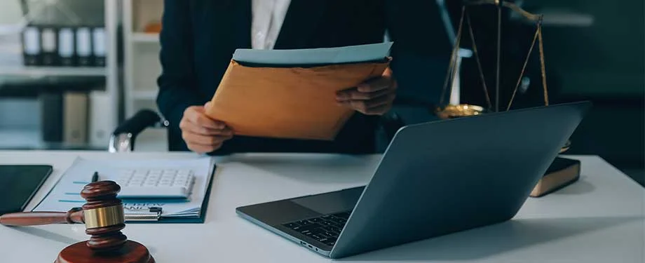Por que contratar um seguro judicial trabalhista? Na imagem, advogado analisando papelada refor&ccedil;a a import&acirc;ncia de contratar o seguro garantia judicial para substituir outras formas de garantias 