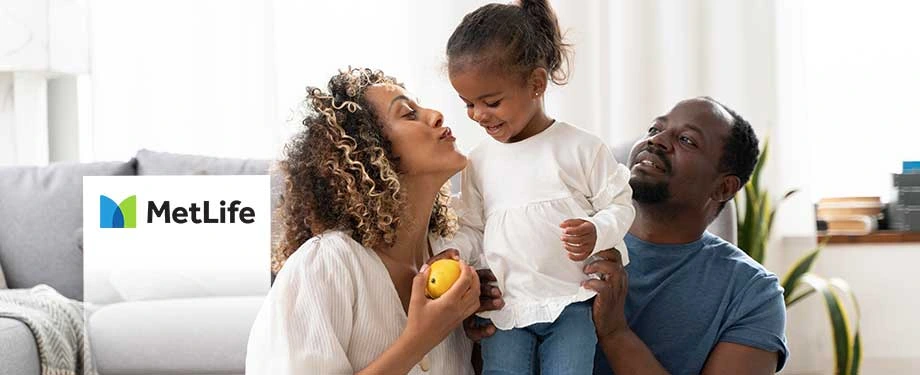 Quanto custa um plano MetfLife? Na imagem, família feliz e protegida com seguro da MetfLife