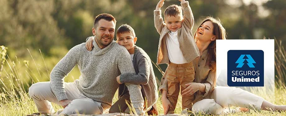 Quanto custa o plano Unimed Seguros? Na imagem, família feliz em alusão à proteção do seguros da Unimed