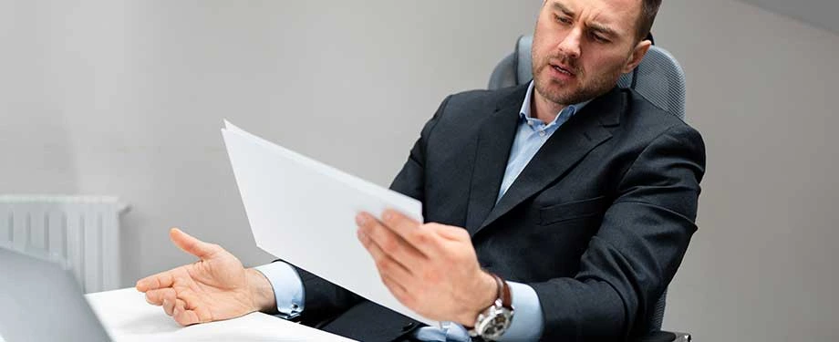 Por que evitar erro formal em documentos jurídicos? Na imagem, advogado percebe erro formal em documentos jurídicos, o que evidencia a importância de tomar cuidado com falhas como essa