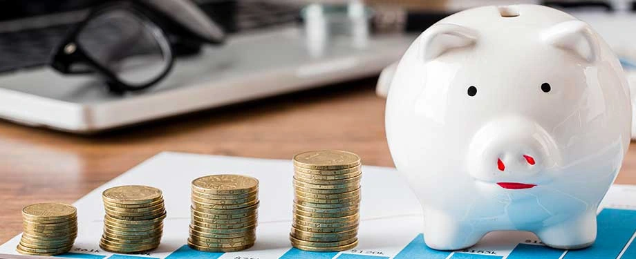 Por que fazer seguro de proteção financeira? Na imagem, moedas e cofrinho em alusão às vantagens do seguro, que protege em situações como desemprego e incapacidade temporária 