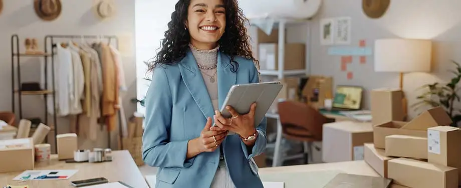 Por que fazer um seguro microempreendedor individual? Na imagem, estilista sorrindo ap&oacute;s contratar seguro para microempreendedor individual, que &eacute; fundamental para proteger pequenos neg&oacute;cios 