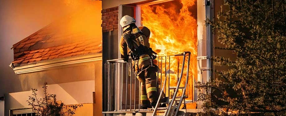 Seguro incêndio residencial é obrigatório? Na imagem, bombeiro apagando fogo representa vantagens de contratar um seguro residencial para lidar com riscos como esse