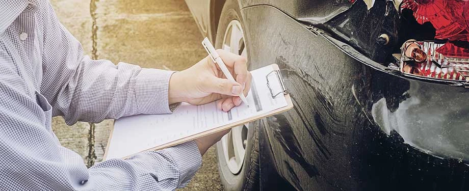 Qual o melhor seguro para carros? Na imagem, pessoa com prancheta preenche informações sobre sinistro, após furto, que é coberto pelo seguro de veículos