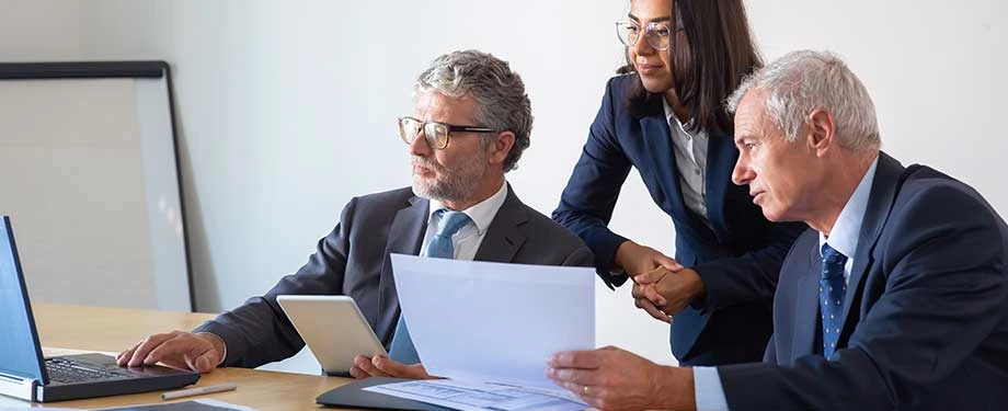 O que cobre o seguro empresarial? Na imagem, empresários assinam apólice de seguro multirrisco empresarial para proteger o patrimônio