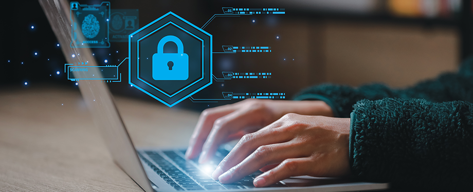 Quais as principais coberturas do seguro para riscos cibernéticos? Na imagem, dono de empresa pesquisando sobre o que cobre o seguro cyber.