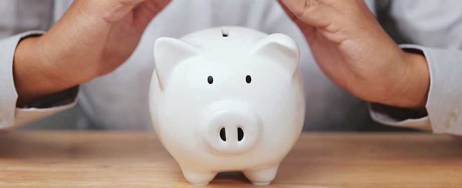 Quanto custa um seguro de crédito interno? Na imagem, cofre representa a proteção financeira do seguro, que costuma ter um custo relacionado ao faturamento da empresa