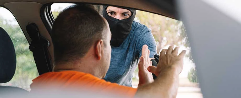 Quais as vantagens do seguro auto roubo e furto? Na imagem, dono de ve&iacute;culo sendo assaltado refor&ccedil;a a vantagem de ter um seguro para ser indenizado em casos de roubo ou furto do carro 