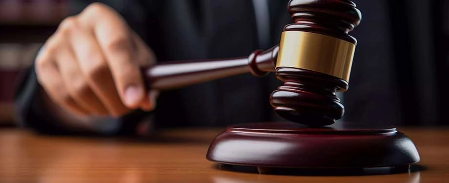 Como se livrar de bloqueio judicial? Na imagem, juiz bate martelo da justiça representando a decisão de bloqueio