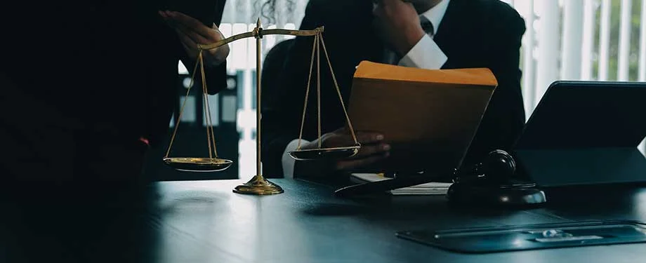 Quanto custa um seguro de Responsabilidade Civil para advogados? Na imagem, advogados representam seguro para escrit&oacute;rio de advocacia, que protege o profissional durante sua atua&ccedil;&atilde;o 