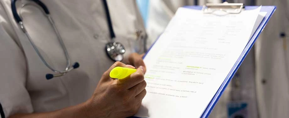 Como fazer Declaração Pessoal de Saúde? Na imagem, médico com prancheta representa a DPS, que costuma ser feita em formato de questionário