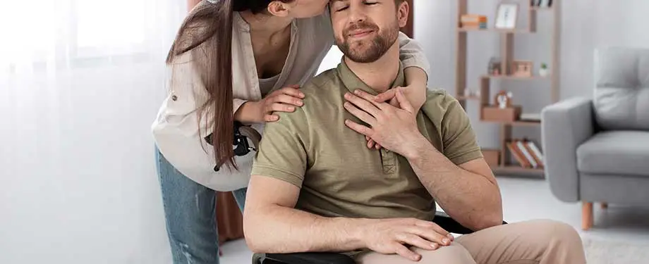 Quanto recebe por invalidez permanente? Na imagem, esposa cuida de marido coberto por seguro de vida após invalidez permanente
