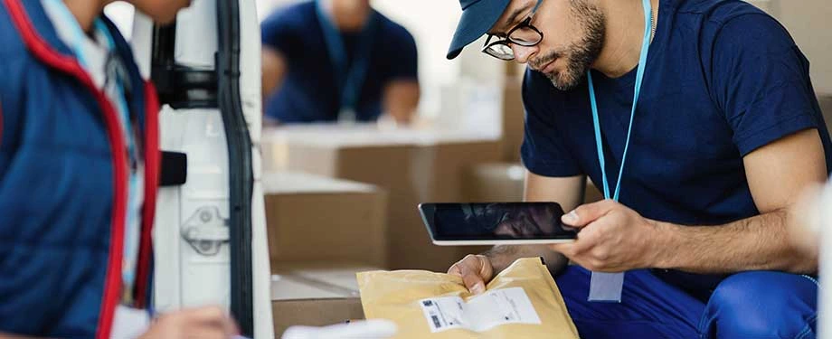 Qual a diferença entre transportador e embarcador? Na imagem, transportador recolhe as mercadorias de embarcador