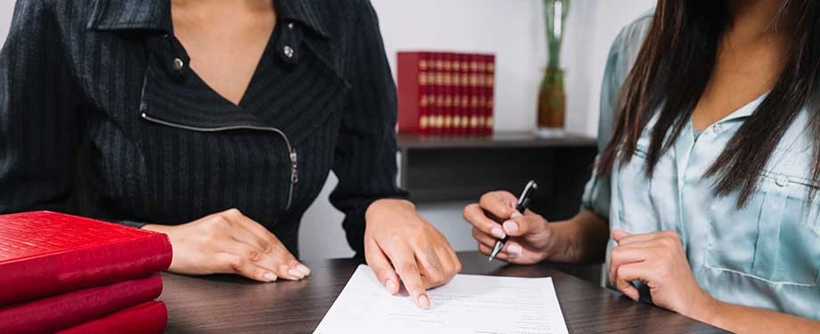 Como posso resgatar o valor do meu seguro garantia judicial? Na imagem, corretor e tomador conversam sobre condições da apólice