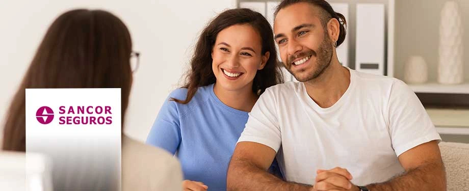 O que significa Sancor Seguros? Na imagem, casal conversa com corretora de seguros e tira dúvidas sobre seguros da Sancor
