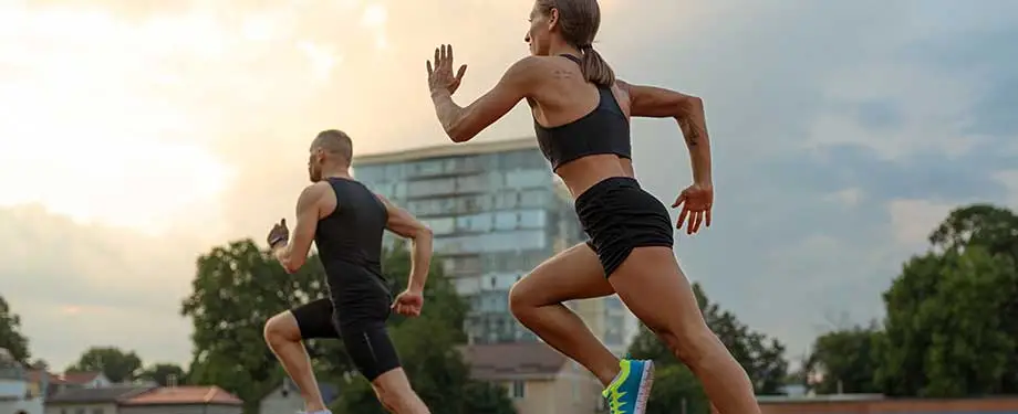 Quais seguradoras fazem o seguro atleta? Na imagem, corredores representam seguradoras que operam com o seguro, como Sompo e Previsul 