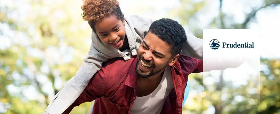 Quanto tempo a Prudential demora para pagar? Na imagem, pai e filha felizes após serem indenizados pela Prudential Seguros