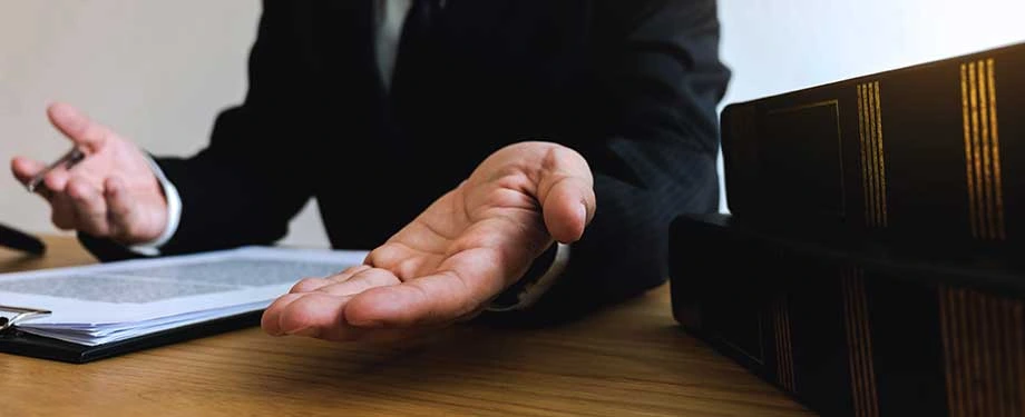 Quais são os pressupostos de admissibilidade recursal? Na imagem, homem estende a mão em alusão à diferença entre pressupostos recursais e pressupostos processuais