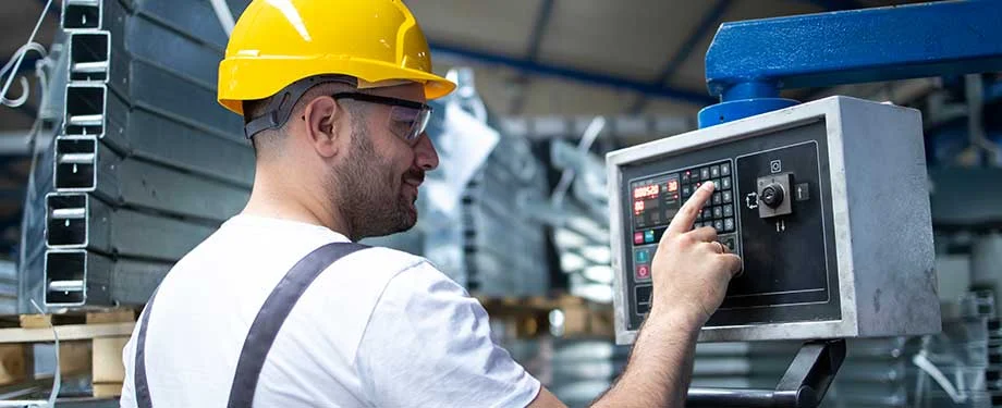 Qual a finalidade do seguro de m&aacute;quinas e equipamentos? Na imagem, profissional operando equipamento refor&ccedil;a a import&acirc;ncia do seguro que protege contra danos e perdas de m&aacute;quinas e equipamentos 