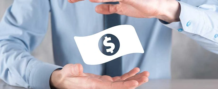 Como funciona o seguro garantia adiantamento de pagamento? Na imagem, homem destaca nota de dinheiro em alusão à proteção financeira do seguro garantia