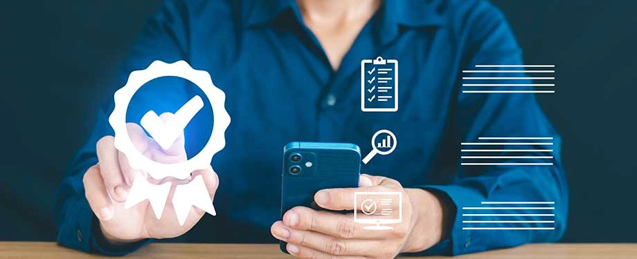 Qual o valor do seguro garantia? Na imagem, mulher utiliza celular para cotar seguro garantia online e ter acesso aos preços oferecidos pelas seguradoras