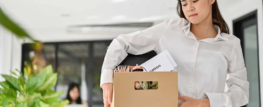 Qual o prazo para dar entrada no seguro desemprego? Na imagem, pessoa com caixa de pertences representa demiss&atilde;o sem justa causa, que d&aacute; direito ao seguro desemprego em um prazo que pode variar de 7 a 120 dias ap&oacute;s o evento 