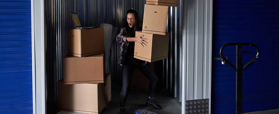 Qual o procedimento fiscal quando há avaria pela transportadora? Na imagem, transportador com mercadorias em alusão ao procedimento necessário para casos de avaria, que envolve a emissão de nota fiscal de baixa de estoque