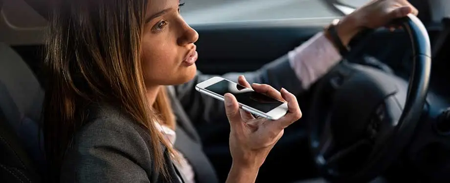 Quanto tempo se tem para acionar o seguro? Na imagem, mulher comunica sinistro a seguradora pelo celular dentro do prazo estabelecido pela apólice