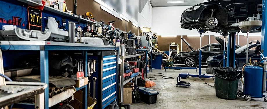 Quem deve contratar o seguro oficina mecânica? Na imagem, oficina mecânica em alusão ao seguro que deve ser contratado por empresas que atuam com reparação automotiva