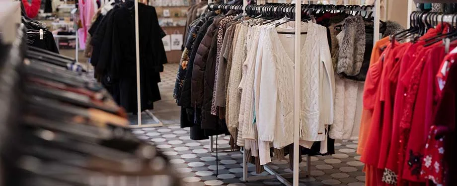 Quem deve contratar o seguro para loja de roupas? Na imagem, loja de roupas em alus&atilde;o ao seguro que deve ser contratado por empresas do setor de vestu&aacute;rio de diferentes portes 