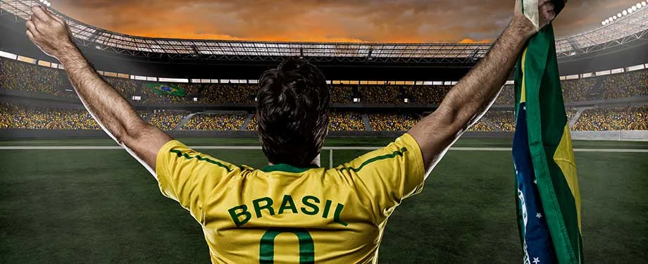 Quem deve fazer o seguro intermedi&aacute;rio CBF? Na imagem, jogador de futebol em est&aacute;dio representa o seguro intermedi&aacute;rio CBF, que deve ser contratado por agentes ou empres&aacute;rios de jogadores 