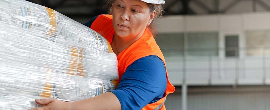 O que significa manutenção corretiva? Na imagem, prestadora de serviço representa importância de contratar o seguro garantia manutenção corretiva, que protege o segurado em caso de má qualidade do produto ou serviço